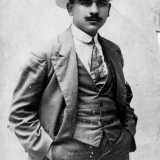 Umberto nacque il 13 febbraio 1894 a Lecce, dove frequent� la Regia Scuola Artistica e Industriale, pur senza conseguire la licenza
